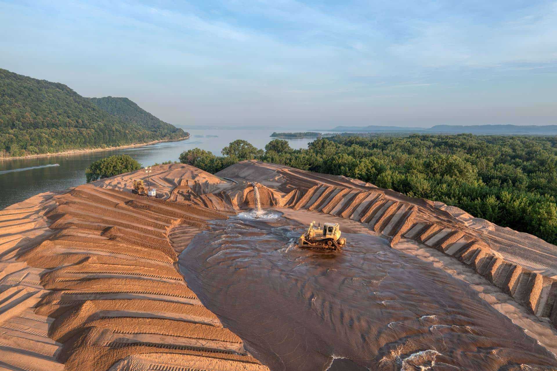 Montes de areia separados por tipo no pátio do Areal Canaã